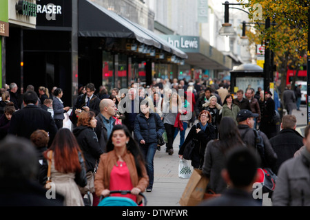 Weihnachts-Einkäufer sind entlang der Oxford Street in London, Großbritannien, 23. November 2012 abgebildet. Stockfoto