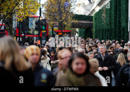 Weihnachts-Einkäufer sind entlang der Oxford Street in London, Großbritannien, 23. November 2012 abgebildet. Stockfoto