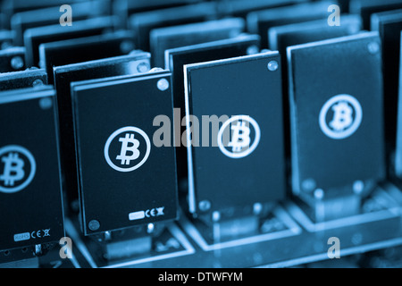 Bitcoin Mining USB-Geräte an einem großen USB-Hub. Stockfoto