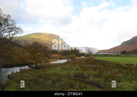 Fluss in Crummock Wasser am südlichen Ende des Sees und ein Blick auf Buttermere im Lake District National Park Stockfoto