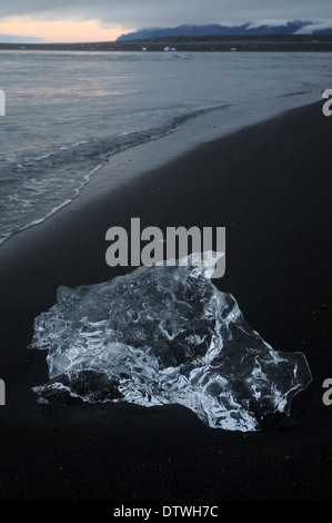 Gletschereis Stücke waschen am schwarzen vulkanischen sand Strand, Jökulsárlón, Vatnajökull-Nationalpark, Island Stockfoto