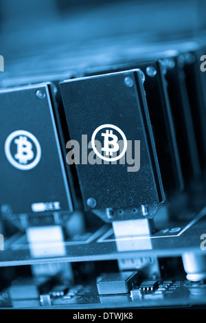 Bitcoin Mining USB-Geräte an einem großen USB-Hub. Stockfoto