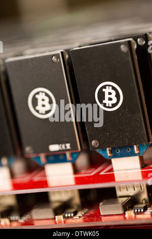 Bitcoin Mining USB-Geräte an einem großen USB-Hub. Stockfoto