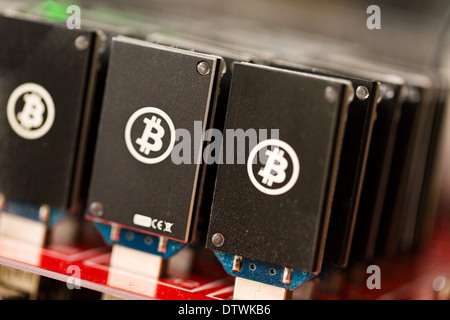 Bitcoin Mining USB-Geräte an einem großen USB-Hub. Stockfoto