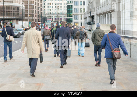 Pendler auf der London Bridge, London, UK, am frühen Morgen Stockfoto