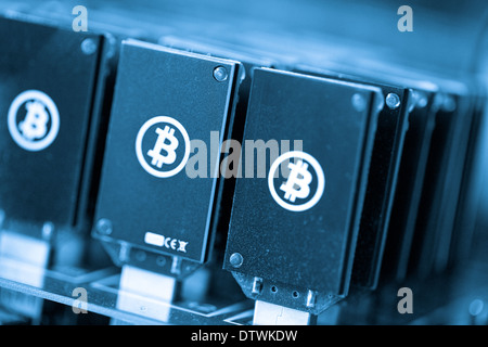 Bitcoin Mining USB-Geräte an einem großen USB-Hub. Stockfoto