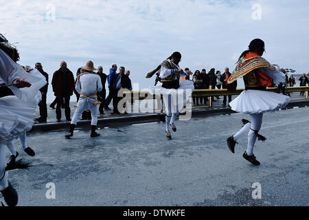 Thessaloniki, Griechenland. 23. Februar 2014. Männer in traditionellen Uniformen tanzen auf der Küstenstraße von Thessaloniki. Die Folklife und ethnologische Museum von Mazedonien organisiert die erste europäische Versammlung der Glocke Träger in Thessaloniki. Die Montage erfolgte im Rahmen der Aktion "?? Bell Roads'? ÃƒÂ¹, die versucht, die Sitten der Glocke Lager in Europa zu erkunden. Sind saisonale Ereignisse der Maskerade mit eugenischen und heilsame bedeutet also das agrarische dramatische Aufführungen und pastorale Gemeinschaften entwickelt, zu glauben, dass sie ihre Herden und Pflanzen schützen. Die '' Bell Stockfoto