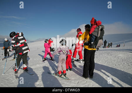 Cairngorm, UK, 24. Februar 2014, Skifahrer genießen Sie die Sonne am Cairngorm Berg in Scotlan Credit: Keith Larby/Alamy Live News Stockfoto