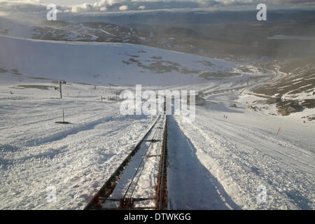 Cairngorm, UK, 24. Februar 2014, dicken Schnee umgibt die Standseilbahn auf die Cairngorm Berg in Scotlan Credit: Keith Larby/Alamy Live News Stockfoto