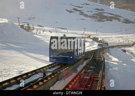 Cairngorm, UK, 24. Februar 2014, zwei Züge gegenseitig auf die Standseilbahn auf die Cairngorm Berg in Scotlan Credit: Keith Larby/Alamy Live News Stockfoto