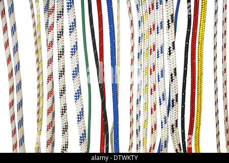 Sammlung von verschiedenen Seilen zum Wandern und Segeln, isoliert auf weißem Hintergrund Stockfoto