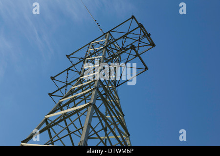 Ein Sendemast steckt voller Vögel aber hat nur eine Zeile erstreckt sich von es, wie es eine kleine Solar-Panel-Spielfeld verlässt. Stockfoto