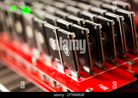 Bitcoin Mining USB-Geräte an einem großen USB-Hub. Stockfoto