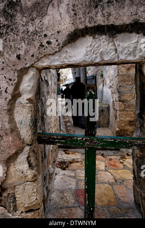 Ein hölzernes Kreuz versperrt den Weg in der Wohngegend von Deir El-Sultan Kloster befindet sich auf dem Dach der Kirche der Grabeskirche in der Christian Quarter Altstadt Ost-Jerusalem Israel Stockfoto