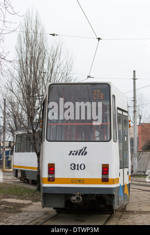 Straßenbahnen fuhren zur Werkstatt in Bukarest, Rumänien Stockfoto