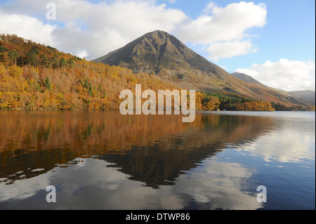 Blick über Crummock Water bis nach Grasmoor im Lake District National Park, Cumbria, England, Großbritannien Stockfoto