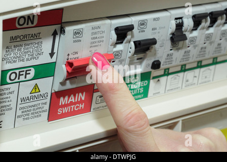 Frau Schalter Reise/Restwert Stromgerät (RCD) / Verbraucher-Einheit in einem inländischen Einstellung/Haus Stockfoto