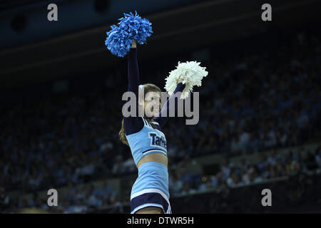 Chapel Hill, North Carolina, USA. 20. Februar 2014. Eine UNC Tarheels Cheerleader begeistert das Publikum in der ersten Hälfte am 20. Februar 2014 im Dean Smith Center in Chapel Hill, NC. Die Tarheels besiegt Herzog 74-66. © Matt Roberts/ZUMA Wire/ZUMAPRESS.com/Alamy Live-Nachrichten Stockfoto