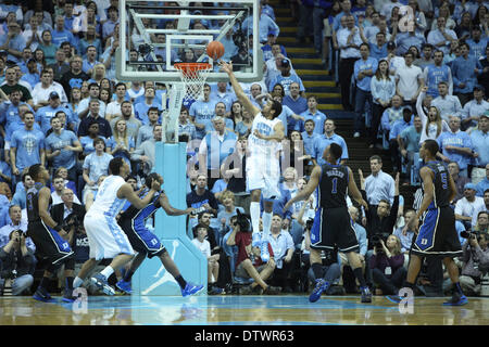 Chapel Hill, North Carolina, USA. 20. Februar 2014. UNC weiterleiten JAMES MICHAEL MCADOO (43) schießt in der ersten Hälfte am 20. Februar 2014 im Dean Smith Center in Chapel Hill, NC. Die Tarheels besiegt Herzog 74-66. © Matt Roberts/ZUMA Wire/ZUMAPRESS.com/Alamy Live-Nachrichten Stockfoto