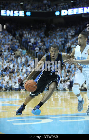 Chapel Hill, North Carolina, USA. 20. Februar 2014. Herzog vorwärts RODNEY HOOD (5) Laufwerke in den Korb in der ersten Hälfte am 20. Februar 2014 im Dean Smith Center in Chapel Hill, NC. Die Tarheels besiegt Herzog 74-66. © Matt Roberts/ZUMA Wire/ZUMAPRESS.com/Alamy Live-Nachrichten Stockfoto