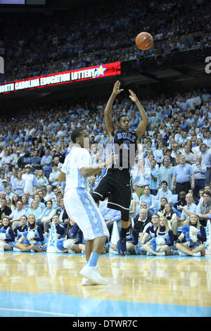 Chapel Hill, North Carolina, USA. 20. Februar 2014. Herzog Wache QUINN Kochen (2) verliert die Kontrolle über den Ball in der ersten Hälfte am 20. Februar 2014 im Dean Smith Center in Chapel Hill, NC. Die Tarheels besiegt Herzog 74-66. © Matt Roberts/ZUMA Wire/ZUMAPRESS.com/Alamy Live-Nachrichten Stockfoto