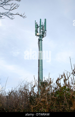 Handy-Relais Turm Sendemast gesehen gegen blauen Wolkenhimmel, UK Stockfoto