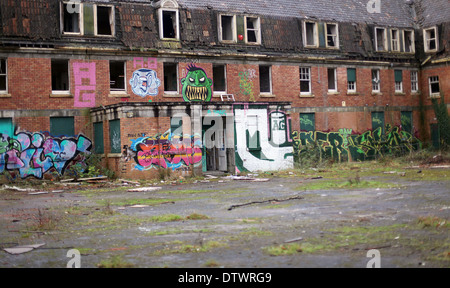 Dezember 2013 - verlassene Gebäude mit Graffiti bedeckt, Barrow Gurney Metallkrankenhaus, in Somerset, in der Nähe von Bristol, jetzt ein up-Market Wohnimmobilie. Stockfoto