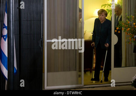 Jerusalem. 24. Februar 2014. Besuch von Bundeskanzlerin Angela Merkel (2. R), begleitet von der israelische Ministerpräsident Benjamin Netanyahu (1. R), kommt bei einer Pressekonferenz in Jerusalem, im 24. Februar 2014. Der israelische Ministerpräsident Benjamin Netanyahu und Bundeskanzlerin Angela Merkel äußerte ihre Wünsche für den Friedensprozess zwischen Israel und den Palästinensern am Montagabend voranzubringen. Stockfoto