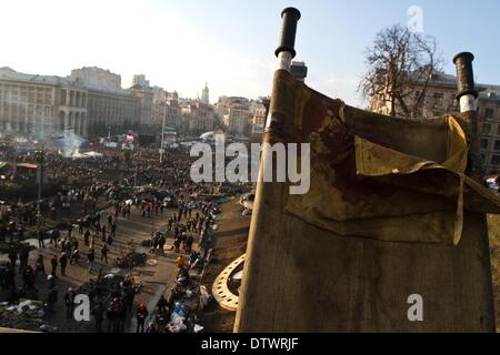 Kiew, Ukraine. 21. Februar 2014. Medizinische Bahre mit Blut Spuren Sergii Kharchenko/NurPhoto/ZUMAPRESS.com/Alamy © Live-Nachrichten Stockfoto