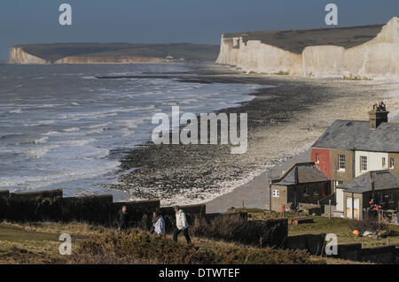 Birling Gap, East Sussex, UK... 24. Februar 2014. Ein schöner Tag für einen Spaziergang um den wechselnden Kulissen entlang der Südküste anzuzeigen, wie Erosion weiter. Zugang zum Strand Birling Gap ist nicht mehr möglich. Ende Cottage, Nr. 3, nur 1 Meter von der Klippe ist bald abgerissen werden. Die Familie besaß es als Ferienhaus ein anderes erhofft hatte 5 Jahre verwenden, aber die letzten Stürme mindestens 3 Mal die erwartete jährliche Erosion verursacht haben. David Burr/Alamy Live-Nachrichten. Stockfoto