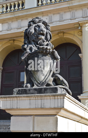 Skulptur eines Löwen auf der Veranda von Koenigsberg Börse. Kaliningrad (Königsberg vor 1946), Russland Stockfoto