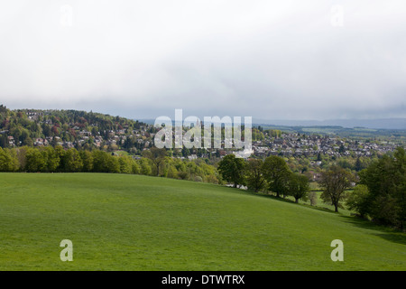 Ein Blick auf die Stadt von crieff von einem lokalen Wanderweg an einem sonnigen Frühlingstag Perth und Kinross Schottland Stockfoto