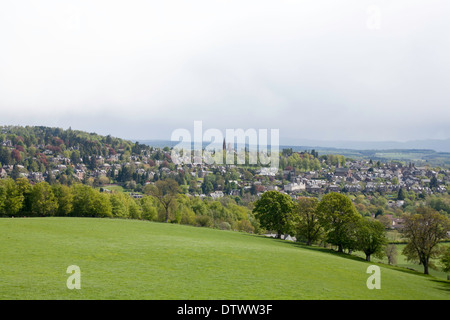 Ein Blick auf die Stadt von crieff von einem lokalen Wanderweg an einem sonnigen Frühlingstag Perth und Kinross Schottland Stockfoto