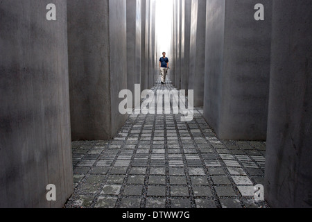 Ein Besucher in der Gedenkstätte für die ermordeten Juden Europas (auch bekannt als das Holocaust-Mahnmal), in Berlin, Deutschland. Stockfoto