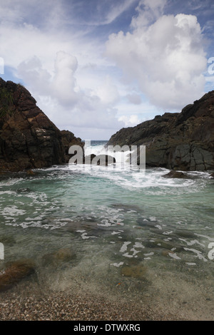 Die karibische Flut wird zwischen Felsen gezwungen, um einen sprudelnden Pool auf Diamond Cay, Britische Jungferninseln, zu schaffen Stockfoto