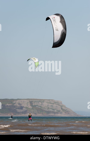 Kitesurfer in Gower Halbinsel, Oxwich Bay, Swansea, Wales. Stockfoto