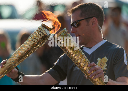 Der Olympische Fackellauf in Mumbles, Gower Halbinsel, Swansea, Wales. Stockfoto