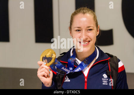 Heathrow-London, UK. 24. Februar 2014. Liz Yarnold Sieger der Frauen Skelett Event kommt am Flughafen Heathrow von der 2014 Olympischen Winterspiele in Sotschi tragen ihre Goldmedaille Credit: Amer Ghazzal/Alamy Live-Nachrichten Stockfoto