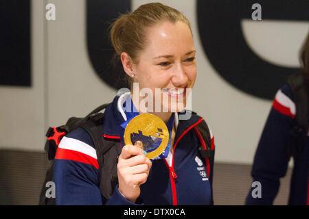 Heathrow-London, UK. 24. Februar 2014. Liz Yarnold Sieger der Frauen Skelett Event kommt am Flughafen Heathrow von der 2014 Olympischen Winterspiele in Sotschi tragen ihre Goldmedaille Credit: Amer Ghazzal/Alamy Live-Nachrichten Stockfoto