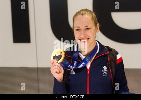 Heathrow-London, UK. 24. Februar 2014. Liz Yarnold Sieger der Frauen Skelett Event kommt am Flughafen Heathrow von der 2014 Olympischen Winterspiele in Sotschi tragen ihre Goldmedaille Credit: Amer Ghazzal/Alamy Live-Nachrichten Stockfoto