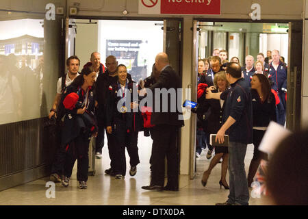 Heathrow-London, UK. 24. Februar 2014. Liz Yarnold Gewinner der Goldmedaille im Damen Skelett kommt am Flughafen Heathrow, gefolgt von den Mitgliedern des Team GB vom 2014 Olympischen Winterspiele in Sotschi tragen ihre Goldmedaille Credit: Amer Ghazzal/Alamy Live-Nachrichten Stockfoto