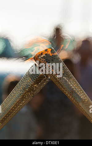 Der Olympische Fackellauf in Mumbles, Gower Halbinsel, Swansea, Wales. Stockfoto