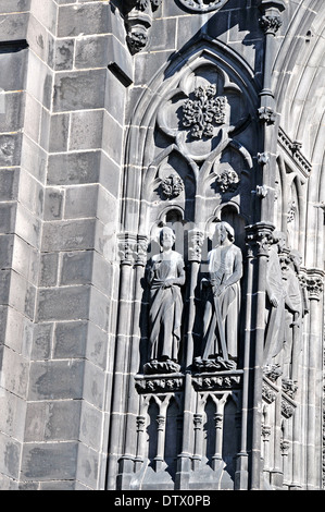 Skulptur auf der Fassade der Kathedrale Notre-Dame-de-Assomption Clermont-Ferrand Puy de Dome Auvergne Zentralmassiv Frankreich Stockfoto