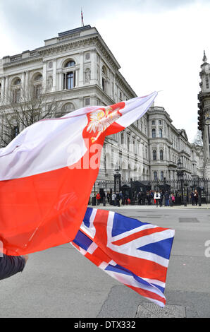 London, UK. 24. Februar 2014. Polnische Downing Street Protest gegen Diskriminierung durch Politiker & Medien in London. Bildnachweis: Marcin Libera/Alamy Live-Nachrichten Stockfoto