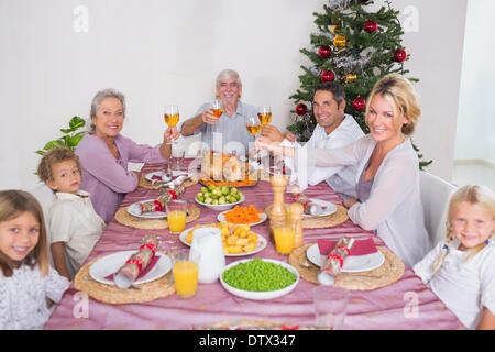 Familie heben ihre Gläser zu Weihnachten Stockfoto