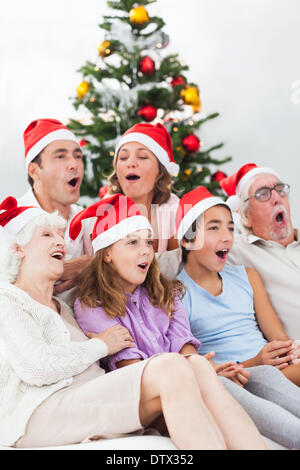 Großfamilie singen Weihnachtslieder Stockfoto