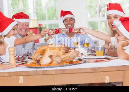 Geschwister ziehen ein Christmas cracker Stockfoto