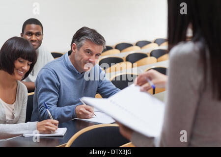 Studenten, die lächelnd in Vortrag Stockfoto