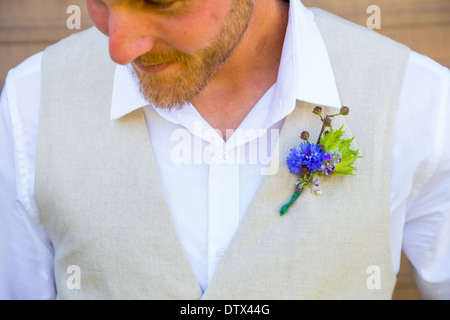 Kaukasische Bräutigam trägt ein Boutineer aus einer Filbert Mutter Blume am Tag seiner Hochzeit gemacht. Stockfoto