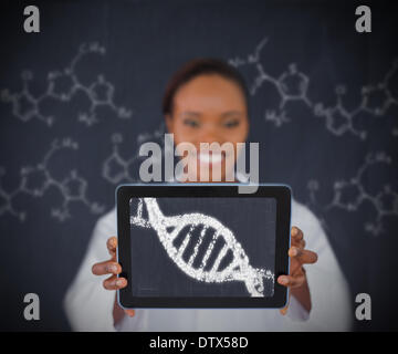 Lächelnde Frau, die DNA-Helix Stockfoto